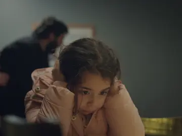 Cengiz pega una paliza a Sule delante de su hija Melek Cengiz pega una paliza a Sule delante de su hija Melek