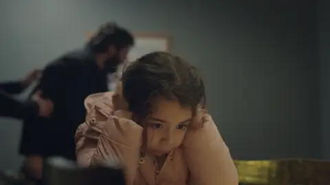 Cengiz pega una paliza a Sule delante de su hija Melek Cengiz pega una paliza a Sule delante de su hija Melek