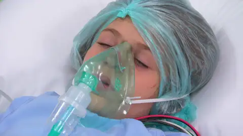 Elif se debate entre la vida y la muerte Elif se debate entre la vida y la muerte