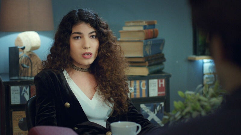 Gamze quiere recuperar la relación con Mert, pero él se resiste