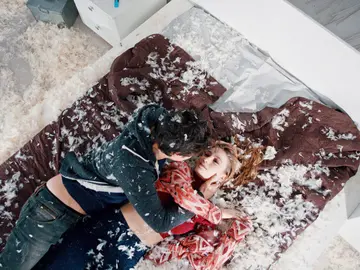Yaman pide matrimonio a Mira Yaman pide matrimonio a Mira