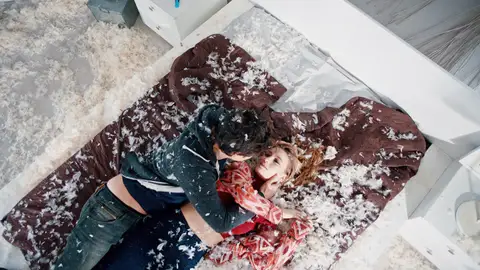Yaman pide matrimonio a Mira Yaman pide matrimonio a Mira