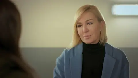 Cahide defenderá a Zeynep para que salga de la cárcel Cahide defenderá a Zeynep para que salga de la cárcel