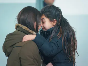 Zeynep recibe la inesperada visita de Turna en prisión Zeynep recibe la inesperada visita de Turna en prisión
