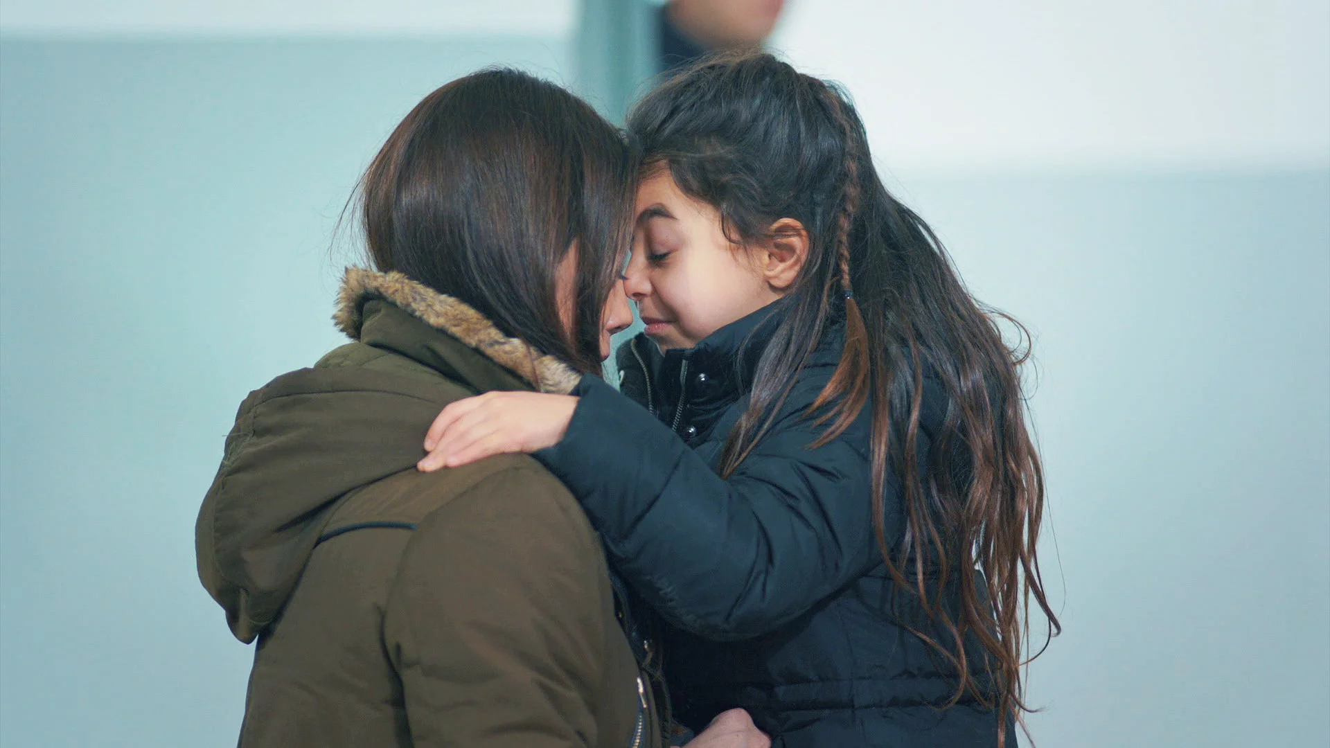 Zeynep recibe la inesperada visita de Turna en prisión