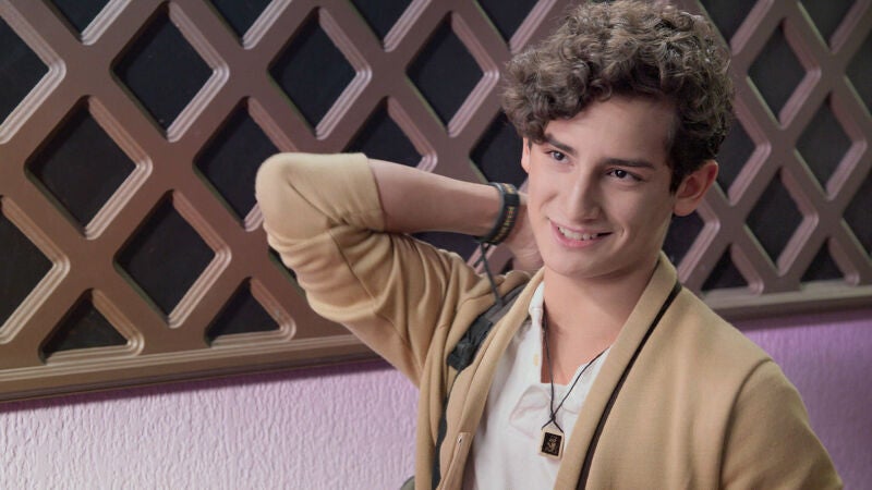 Aris quiere confesar un secreto a Robert y a Julieta