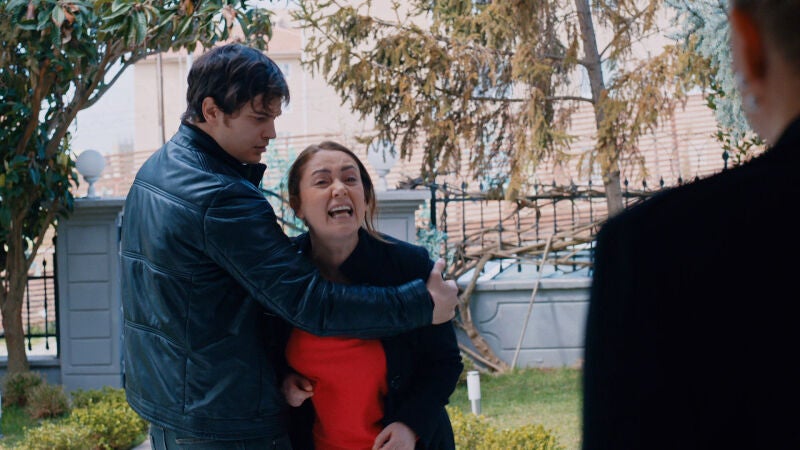 La madre de Yaman amenaza a Sude tras descubrir lo que le ha ocurrido a Kenan