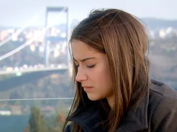 El pagador de la deuda sale a la luz y confiesa su acto de bondad a Feriha El pagador de la deuda sale a la luz y confiesa su acto de bondad a Feriha