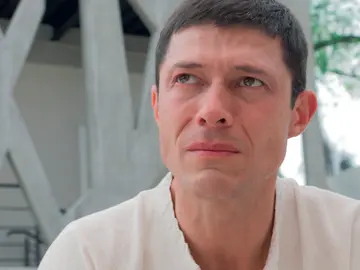 El padre biológico de David se presenta por sorpresa El padre biológico de David se presenta por sorpresa