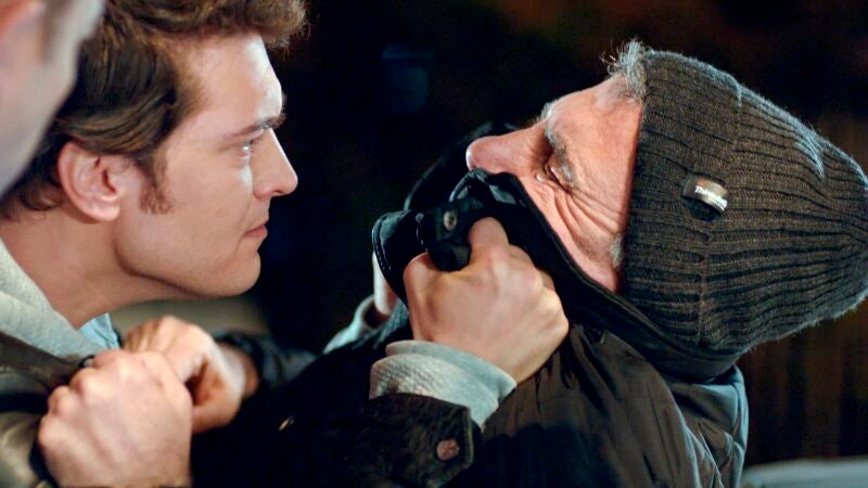 Mira y su familia, acechados por un extraño