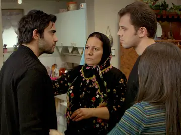 Emir secuestra a Feriha cuando Mehmet se la llevaba al pueblo Emir secuestra a Feriha cuando Mehmet se la llevaba al pueblo