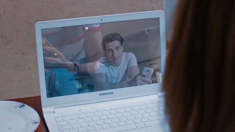 Yaman recibe una llamada sospechosa mientras habla con Mira