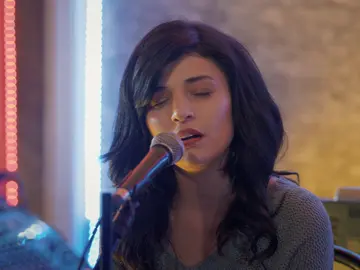 Sule encuentra trabajo como cantante en un bar Sule encuentra trabajo como cantante en un bar