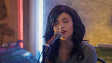Sule encuentra trabajo como cantante en un bar Sule encuentra trabajo como cantante en un bar