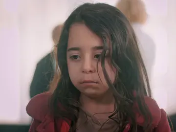 Turna descubre que Zeynep se ha casado Turna descubre que Zeynep se ha casado