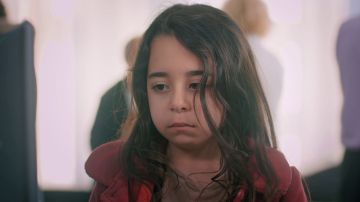 Turna descubre que Zeynep se ha casado Turna descubre que Zeynep se ha casado