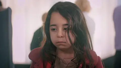 Turna descubre que Zeynep se ha casado Turna descubre que Zeynep se ha casado