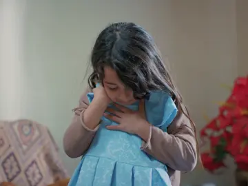 Gonül sabe que Turna está viva y le regala comida y ropa Gonül sabe que Turna está viva y le regala comida y ropa