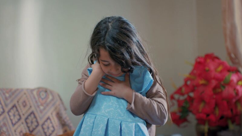 Gonül sabe que Turna está viva y le regala comida y ropa
