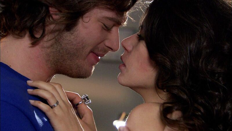 Bither y Behlül, a punto de ser pillados por su hermana Nihal