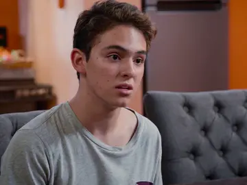 Temo le confiensa a su padre que sigue enamorado de Aristoteles Temo le confiensa a su padre que sigue enamorado de Aristoteles