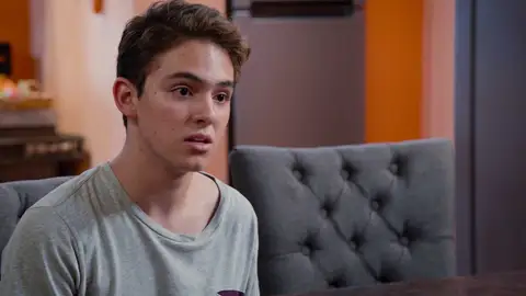 Temo le confiensa a su padre que sigue enamorado de Aristoteles Parece que Temo no ha pasado página y le confisa a su padre que cada noche piensa en Aristoteles, aún sigue locamente enamorado de él. Mientras, Aristoteles descubre la triste noticia de que sus padres van a divorciarse.