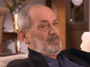 Metin Çekmez como Burhan Evliyaoğlu en 'Las mil y una noches'