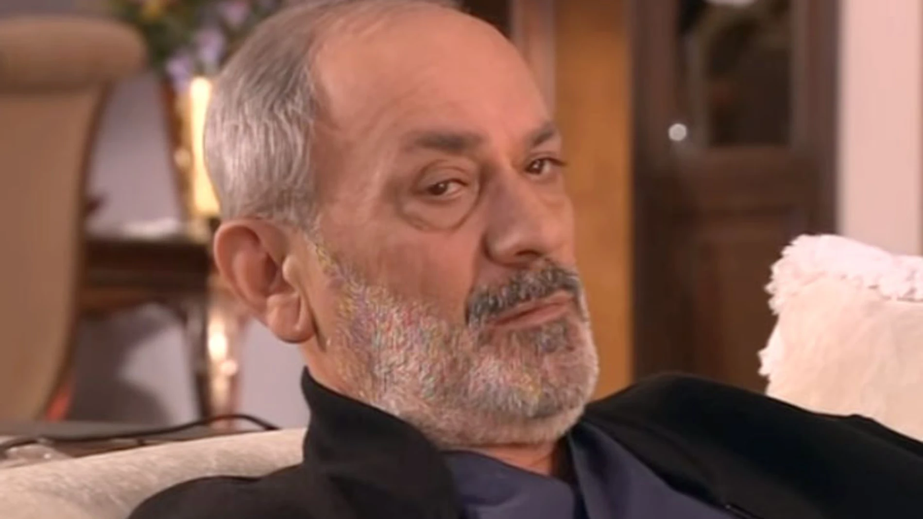 Metin Çekmez como Burhan Evliyaoğlu en 'Las mil y una noches'