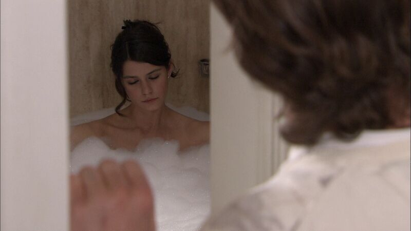 Behlül entra a escondidas en la habitación de Bihter