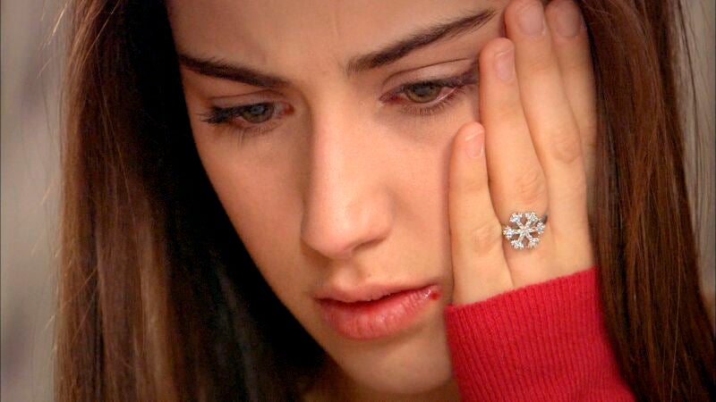 Emir pierde el control y pega a Feriha