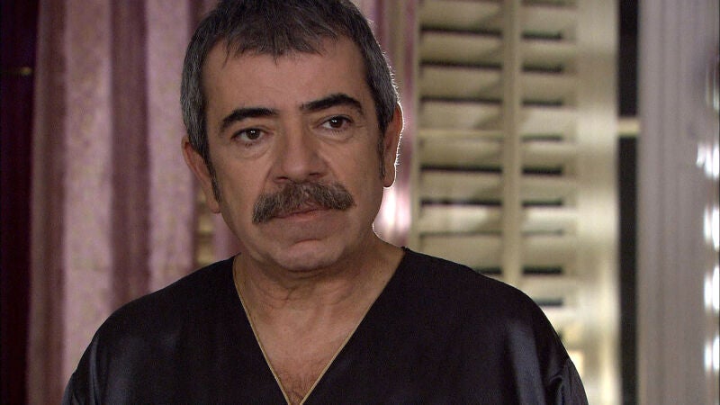 Adnan empieza a sospechar de que Bihter le oculta algo