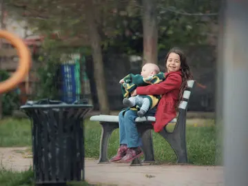 Zeynep espía a Turna para comprobar si es feliz con Sule Zeynep espía a Turna para comprobar si es feliz con Sule