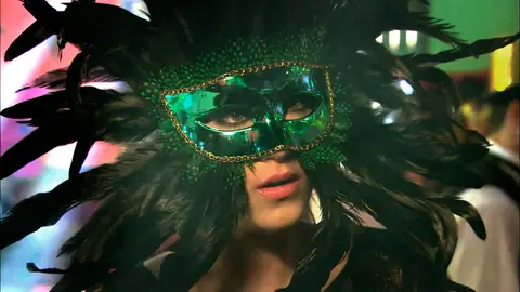 Feriha y Gulsum se infiltran en la fiesta de Emir momento destacado