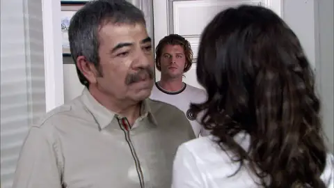 Behlül, en estado de shock cuando ve a Bihter y Adnan besándose Behlül, en estado de shock cuando ve a Bihter y Adnan besándose