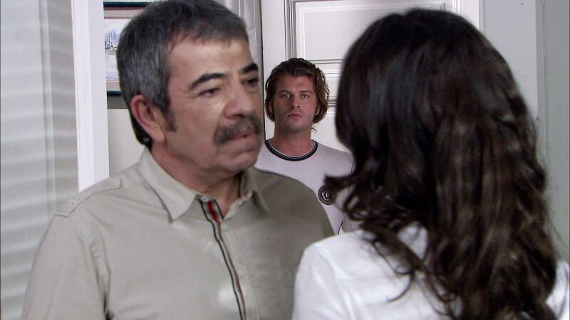 Behlül, en estado de shock cuando ve a Bihter y Adnan besándose