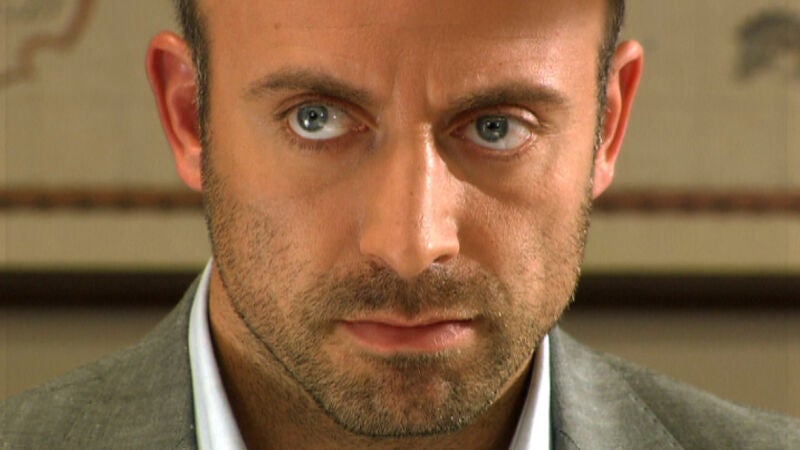 Onur, muy enfadado con Sherezade por llegar tarde a una importante reunión