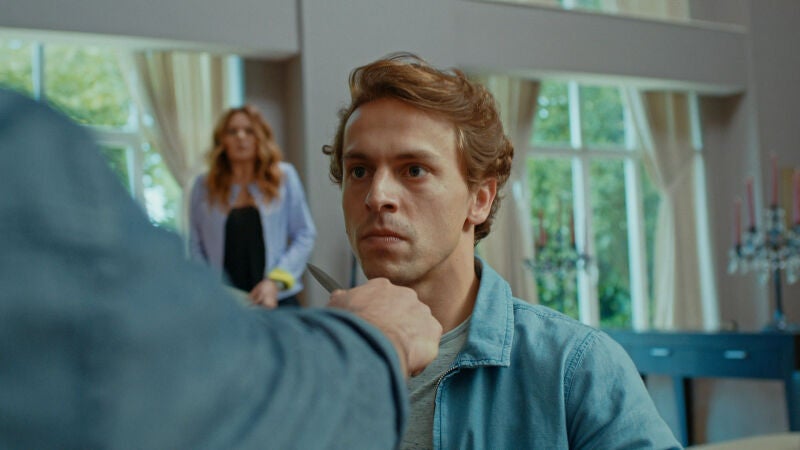 Orkun, asustado, sospecha que Nadir está vivo 