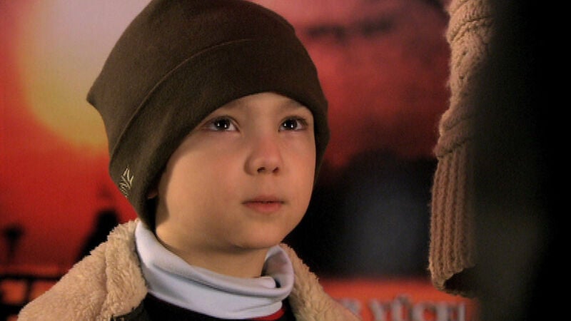 Onur conoce Kaan, el hijo de Sherezade