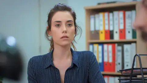 Zeynep en la comisaría Madre