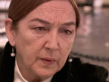 La madre de Ali Kemal va a hablar con su amante La madre de Ali Kemal va a hablar con su amante