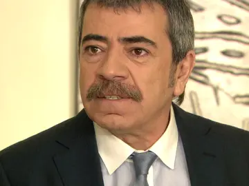 Adnan se entera de que Bihter y Behlül tienen una aventura Adnan se entera de que Bihter y Behlül tienen una aventura