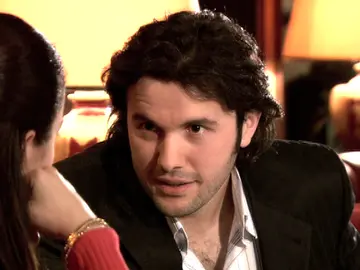 Ali Kemal vuelve a casa con Füsun Ali Kemal vuelve a casa con Füsun