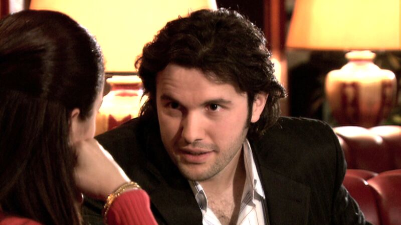 Ali Kemal vuelve a casa con Füsun