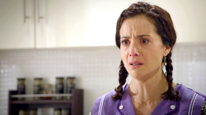 Juana es duramente presionada para devolver el dinero