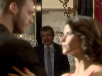 Bihter y Behlül bailan un apasionado y sensual tango Bihter y Behlül bailan un apasionado y sensual tango