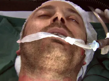 Onur está gravemente herido tras recibir varios disparos Onur está gravemente herido tras recibir varios disparos