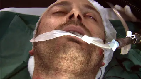 Onur está gravemente herido tras recibir varios disparos momento destacado