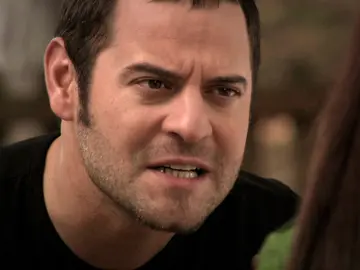 Kerem jura a Sherezade que va a dejar a Bennu para estar con ella Kerem jura a Sherezade que va a dejar a Bennu para estar con ella