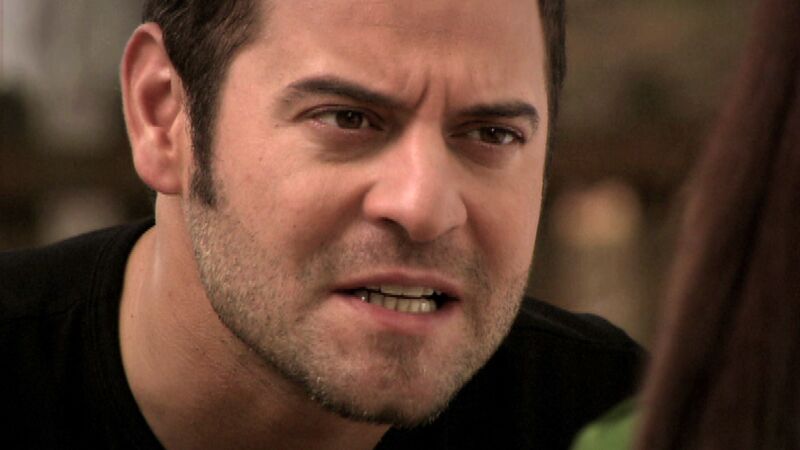 Kerem jura a Sherezade que va a dejar a Bennu para estar con ella