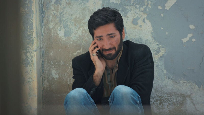 Cengiz llama a su madre para despedirse de ella para siempre